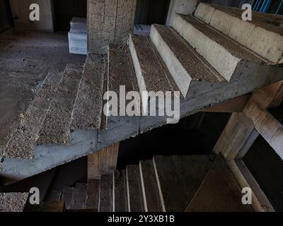 Un ensemble d'escaliers bien construit avec des éléments en béton Banque D'Images