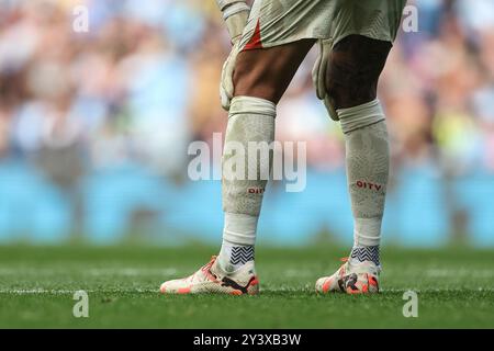 Les chaussures et chaussettes de football du gardien de Manchester City Ederson lors du match de premier League Manchester City vs Brentford au stade Etihad, Manchester, Royaume-Uni, le 14 septembre 2024 (photo Mark Cosgrove/News images) Banque D'Images