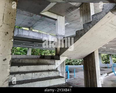 Un ensemble d'escaliers bien construit avec des éléments en béton Banque D'Images