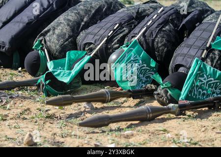 Gaza, Palestine. 11 novembre 2019. Les Brigades Izz al-DIN al-Qassam organisent une marche militaire à Khan Younis, dans le sud de la bande de Gaza. Le porte-parole d'Izz al-DIN Qassam, Abu Obeida, a pris la parole lors de l'événement. Les brigades Al-Qassam sont la branche militaire du mouvement de résistance islamique du Hamas Banque D'Images