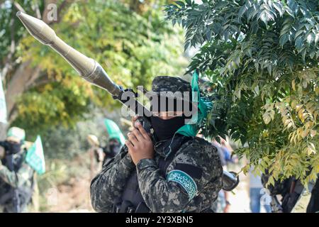 Gaza, Palestine. 11 novembre 2019. Les Brigades Izz al-DIN al-Qassam organisent une marche militaire à Khan Younis, dans le sud de la bande de Gaza. Le porte-parole d'Izz al-DIN Qassam, Abu Obeida, a pris la parole lors de l'événement. Les brigades Al-Qassam sont la branche militaire du mouvement de résistance islamique du Hamas Banque D'Images