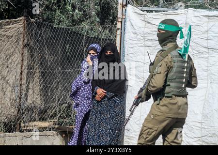 Gaza, Palestine. 11 novembre 2019. Les Brigades Izz al-DIN al-Qassam organisent une marche militaire à Khan Younis, dans le sud de la bande de Gaza. Le porte-parole d'Izz al-DIN Qassam, Abu Obeida, a pris la parole lors de l'événement. Les brigades Al-Qassam sont la branche militaire du mouvement de résistance islamique du Hamas Banque D'Images
