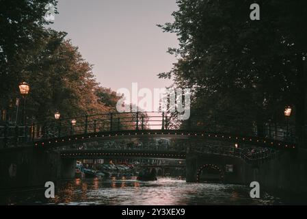 Vue sur le canal avec ponts illuminés au crépuscule - Amsterdam, pays-Bas Banque D'Images