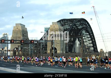 Sydney, Australie. 15 septembre 2024. Les participants courent pendant le marathon de Sydney 2024 à Sydney, Australie, le 15 septembre 2024. Crédit : ma Ping/Xinhua/Alamy Live News Banque D'Images