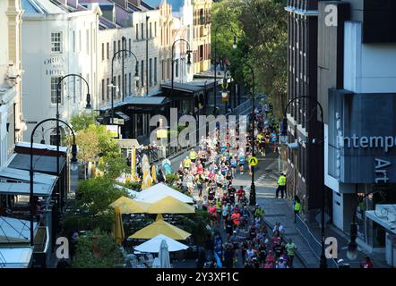 Sydney, Australie. 15 septembre 2024. Les participants courent pendant le marathon de Sydney 2024 à Sydney, Australie, le 15 septembre 2024. Crédit : ma Ping/Xinhua/Alamy Live News Banque D'Images