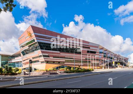 Adélaïde, Australie - 14 juillet 2024 : le centre des congrès d'Adélaïde est considéré comme une forme de bateau sur Montefiore Road par une journée lumineuse Banque D'Images