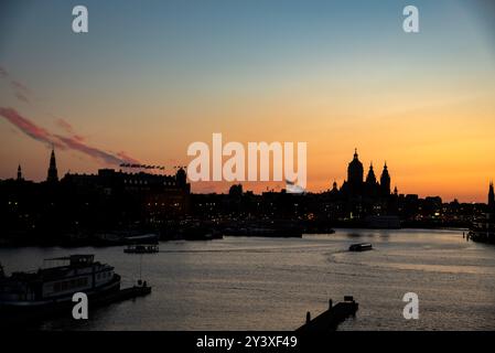 Coucher de soleil doré sur la rivière IJ et Amsterdam Skyline - pays-Bas Banque D'Images