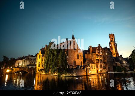 Rozenhoedkaai et Beffroi de Bruges sous un ciel crépusculaire - Bruges, Belgique Banque D'Images