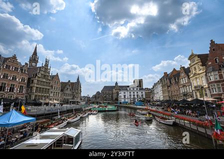 Graslei et Korenlei Waterfronts un jour d'été - Gand, Belgique Banque D'Images