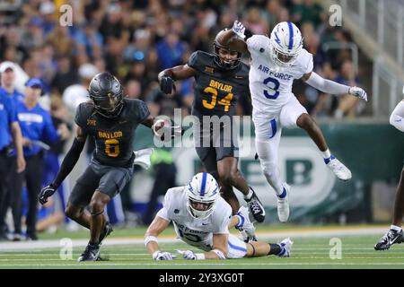 Waco, Texas, États-Unis. 14 septembre 2024. L'ASHTYN HAWKINS de Baylor (6) dirige le ballon pour un gain alors que HOUSTON HENDRIX de l'Air Force (19) manque le tacle et que son coéquipier JAMARI BELLAMY (3) saute pour éviter Hendrix. Baylor WR JOSH CAMERON (34) suit Hawkins dans leur match contre Air Force au stade McLane samedi. (Crédit image : © Brian McLean/ZUMA Press Wire) USAGE ÉDITORIAL SEULEMENT! Non destiné à UN USAGE commercial ! Banque D'Images