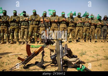 Gaza, Palestine. 11 novembre 2019. Les Brigades Izz al-DIN al-Qassam organisent une marche militaire à Khan Younis, dans le sud de la bande de Gaza. Le porte-parole d'Izz al-DIN Qassam, Abu Obeida, a pris la parole lors de l'événement. Les brigades Al-Qassam sont la branche militaire du mouvement de résistance islamique du Hamas Banque D'Images