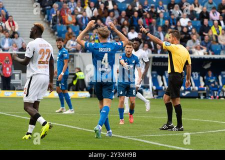 Alejandro Grimaldo (Bayer 04 Leverkusen, #20) wird von Dennis Geiger (TSG 1899 Hoffenheim, #08) an der Strafraumlinie gefoult. Elfmeter, Strafstoss. re. Schiedsrichter Daniel Schlager, GER, TSG 1899 Hoffenheim v. Bayer 04 Leverkusen, Fussball, Herren, 1. Bundesliga, 3. Spieltag, saison 24/25, 14.09.2024, LES RÈGLEMENTS DFL/DFB INTERDISENT TOUTE UTILISATION DE PHOTOGRAPHIES COMME SÉQUENCES D'IMAGES ET/OU QUASI-VIDÉO, Foto : Eibner-Pressefoto/Wolfgang Frank Banque D'Images