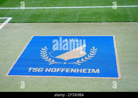 125 Jahre TSG Hoffenheim, logo, Wappen GER, TSG 1899 Hoffenheim v. Bayer 04 Leverkusen, Fussball, Herren, 1. Bundesliga, 3. Spieltag, saison 24/25, 14.09.2024, LES RÈGLEMENTS DFL/DFB INTERDISENT TOUTE UTILISATION DE PHOTOGRAPHIES COMME SÉQUENCES D'IMAGES ET/OU QUASI-VIDÉO, Foto : Eibner-Pressefoto/Wolfgang Frank Banque D'Images