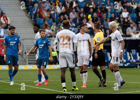 Sinsheim, Deutschland. 14 septembre 2024. Dennis Geiger (TSG 1899 Hoffenheim, #08) bekommt die gelbe Karte von Schiedsrichter Daniel Schlager gezeigt GER, TSG 1899 Hoffenheim v. Bayer 04 Leverkusen, Fussball, Herren, 1. Bundesliga, 3. Spieltag, saison 24/25, 14.09.2024, LES RÈGLEMENTS DFL/DFB INTERDISENT TOUTE UTILISATION DE PHOTOGRAPHIES COMME SÉQUENCES D'IMAGES ET/OU QUASI-VIDÉO, Foto : Eibner-Pressefoto/Wolfgang Frank crédit : dpa/Alamy Live News Banque D'Images