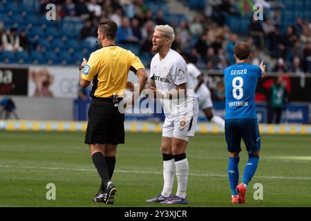 Sinsheim, Deutschland. 14 septembre 2024. Robert Andrich (Bayer 04 Leverkusen, #08) beschwert sich nach der gelben Karte BEI Schiedsrichter Daniel Schlager, GER, TSG 1899 Hoffenheim v. Bayer 04 Leverkusen, Fussball, Herren, 1. Bundesliga, 3. Spieltag, saison 24/25, 14.09.2024, LES RÈGLEMENTS DFL/DFB INTERDISENT TOUTE UTILISATION DE PHOTOGRAPHIES COMME SÉQUENCES D'IMAGES ET/OU QUASI-VIDÉO, Foto : Eibner-Pressefoto/Wolfgang Frank crédit : dpa/Alamy Live News Banque D'Images