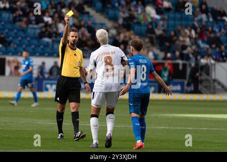 Sinsheim, Deutschland. 14 septembre 2024. Schiedsrichter Daniel Schlager, Zeigt Robert Andrich (Bayer 04 Leverkusen, #08) die gelbe Karte. GER, TSG 1899 Hoffenheim v. Bayer 04 Leverkusen, Fussball, Herren, 1. Bundesliga, 3. Spieltag, saison 24/25, 14.09.2024, LES RÈGLEMENTS DFL/DFB INTERDISENT TOUTE UTILISATION DE PHOTOGRAPHIES COMME SÉQUENCES D'IMAGES ET/OU QUASI-VIDÉO, Foto : Eibner-Pressefoto/Wolfgang Frank crédit : dpa/Alamy Live News Banque D'Images