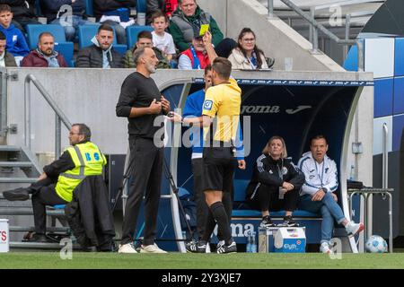 Sinsheim, Deutschland. 14 septembre 2024. Schiedsrichter Daniel Schlager zeigt Pellegrino Matarazzo, entraîneur (TSG 1899 Hoffenheim, Cheftrainer) die gelbe Karte GER, TSG 1899 Hoffenheim v. Bayer 04 Leverkusen, Fussball, Herren, 1. Bundesliga, 3. Spieltag, saison 24/25, 14.09.2024, LES RÈGLEMENTS DFL/DFB INTERDISENT TOUTE UTILISATION DE PHOTOGRAPHIES COMME SÉQUENCES D'IMAGES ET/OU QUASI-VIDÉO, Foto : Eibner-Pressefoto/Wolfgang Frank crédit : dpa/Alamy Live News Banque D'Images