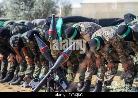 Gaza, Palestine. 11 novembre 2019. Les Brigades Izz al-DIN al-Qassam organisent une marche militaire à Khan Younis, dans le sud de la bande de Gaza. Le porte-parole d'Izz al-DIN Qassam, Abu Obeida, a pris la parole lors de l'événement. Les brigades Al-Qassam sont la branche militaire du mouvement de résistance islamique du Hamas Banque D'Images
