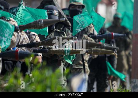 Gaza, Palestine. 11 novembre 2019. Les Brigades Izz al-DIN al-Qassam organisent une marche militaire à Khan Younis, dans le sud de la bande de Gaza. Le porte-parole d'Izz al-DIN Qassam, Abu Obeida, a pris la parole lors de l'événement. Les brigades Al-Qassam sont la branche militaire du mouvement de résistance islamique du Hamas Banque D'Images