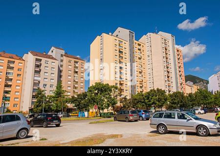 Nova Gorica, Slovénie – 7 septembre 2024. Immeubles résidentiels de grande hauteur. les années 1970 ont construit l'architecture socialiste. Domaine de la brigade Ulica Gradnikove Banque D'Images