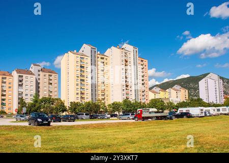 Nova Gorica, Slovénie – 7 septembre 2024. Immeubles résidentiels de grande hauteur. les années 1970 ont construit l'architecture socialiste. Domaine de la brigade Ulica Gradnikove Banque D'Images