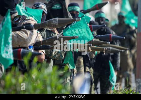 Gaza, Palestine. 11 novembre 2019. Les Brigades Izz al-DIN al-Qassam organisent une marche militaire à Khan Younis, dans le sud de la bande de Gaza. Le porte-parole d'Izz al-DIN Qassam, Abu Obeida, a pris la parole lors de l'événement. Les brigades Al-Qassam sont la branche militaire du mouvement de résistance islamique du Hamas Banque D'Images