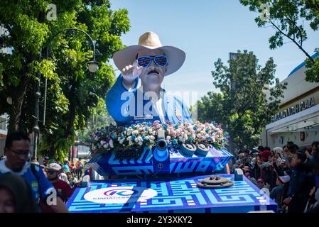 CARNAVAL FLOTTANT À BANDUNG Une voiture décorée avec des personnages des directeurs du club de football de Bandung au Carnaval des véhicules décoratifs à Bandung, Java Ouest, Indonésie le 15 septembre 2024. L'événement a été organisé pour commémorer le 214e anniversaire de la ville de Bandung. IMAGO/KHAIRIZAL MARIS Bandung West Java Indonesia Copyright : xKharizalxMarisxKhairizalxMarisx CARNAVAL FLOTTANT À BANDUNG 9 Banque D'Images