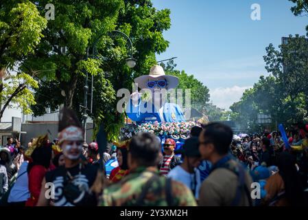 CARNAVAL FLOTTANT À BANDUNG Une voiture décorée avec des personnages des directeurs du club de football de Bandung au Carnaval des véhicules décoratifs à Bandung, Java Ouest, Indonésie le 15 septembre 2024. L'événement a été organisé pour commémorer le 214e anniversaire de la ville de Bandung. IMAGO/KHAIRIZAL MARIS Bandung West Java Indonesia Copyright : xKharizalxMarisxKhairizalxMarisx CARNAVAL FLOTTANT À BANDUNG 11 Banque D'Images