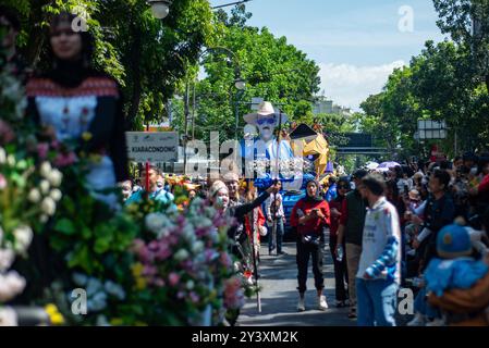 CARNAVAL FLOTTANT À BANDUNG Une voiture décorée avec des personnages des directeurs du club de football de Bandung au Carnaval des véhicules décoratifs à Bandung, Java Ouest, Indonésie le 15 septembre 2024. L'événement a été organisé pour commémorer le 214e anniversaire de la ville de Bandung. IMAGO/KHAIRIZAL MARIS Bandung West Java Indonesia Copyright : xKharizalxMarisxKhairizalxMarisx FLOOR CARNIVAL IN BANDUNG 14 Banque D'Images