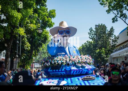 CARNAVAL FLOTTANT À BANDUNG Une voiture décorée avec des personnages des directeurs du club de football de Bandung au Carnaval des véhicules décoratifs à Bandung, Java Ouest, Indonésie le 15 septembre 2024. L'événement a été organisé pour commémorer le 214e anniversaire de la ville de Bandung. IMAGO/KHAIRIZAL MARIS Bandung West Java Indonesia Copyright : xKharizalxMarisxKhairizalxMarisx CARNAVAL FLOTTANT À BANDUNG 10 Banque D'Images