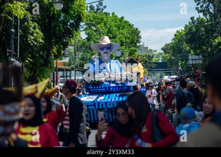 CARNAVAL FLOTTANT À BANDUNG Une voiture décorée avec des personnages des directeurs du club de football de Bandung au Carnaval des véhicules décoratifs à Bandung, Java Ouest, Indonésie le 15 septembre 2024. L'événement a été organisé pour commémorer le 214e anniversaire de la ville de Bandung. IMAGO/KHAIRIZAL MARIS Bandung West Java Indonesia Copyright : xKharizalxMarisxKhairizalxMarisx CARNAVAL FLOTTANT À BANDUNG 13 Banque D'Images