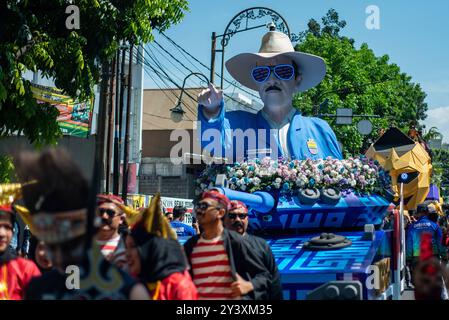 CARNAVAL FLOTTANT À BANDUNG Une voiture décorée avec des personnages des directeurs du club de football de Bandung au Carnaval des véhicules décoratifs à Bandung, Java Ouest, Indonésie le 15 septembre 2024. L'événement a été organisé pour commémorer le 214e anniversaire de la ville de Bandung. IMAGO/KHAIRIZAL MARIS Bandung West Java Indonesia Copyright : xKharizalxMarisxKhairizalxMarisx CARNAVAL FLOTTANT À BANDUNG 17 Banque D'Images