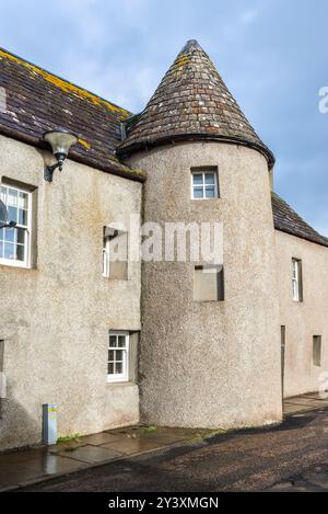 Thurso, Écosse, Royaume-Uni - 27 octobre 2023 : vue sur la rue le jour avec immeuble résidentiel à Thurso, Caithness, Écosse, Royaume-Uni. Rue écossaise Banque D'Images