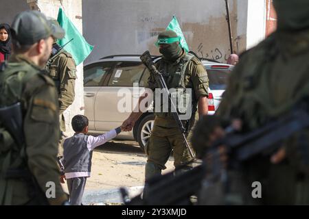 Gaza, Palestine. 11 novembre 2019. Les Brigades Izz al-DIN al-Qassam organisent une marche militaire à Khan Younis, dans le sud de la bande de Gaza. Le porte-parole d'Izz al-DIN Qassam, Abu Obeida, a pris la parole lors de l'événement. Les brigades Al-Qassam sont la branche militaire du mouvement de résistance islamique du Hamas Banque D'Images