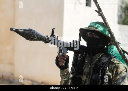 Gaza, Palestine. 11 novembre 2019. Les Brigades Izz al-DIN al-Qassam organisent une marche militaire à Khan Younis, dans le sud de la bande de Gaza. Le porte-parole d'Izz al-DIN Qassam, Abu Obeida, a pris la parole lors de l'événement. Les brigades Al-Qassam sont la branche militaire du mouvement de résistance islamique du Hamas Banque D'Images