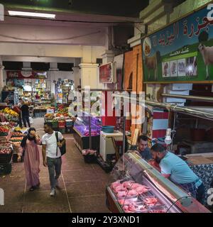 Le marché central Asilah ou Assilah. Peuple marocain, boucherie et stands de fruits à l'intérieur d'un marché traditionnel ou souk. Maroc Banque D'Images