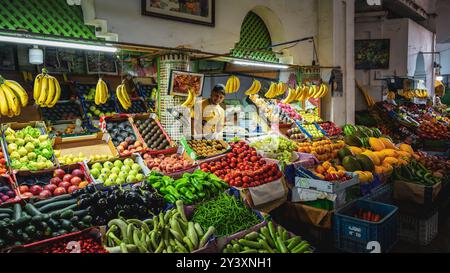 Le marché central Asilah ou Assilah. Les fruits se trouvent à l'intérieur d'un marché marocain traditionnel ou souk. Maroc. Banque D'Images