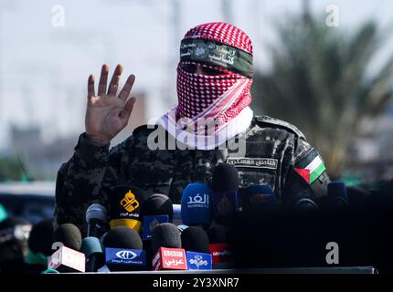 Gaza, Palestine. 11 novembre 2019. Les Brigades Izz al-DIN al-Qassam organisent une marche militaire à Khan Younis, dans le sud de la bande de Gaza. Le porte-parole d'Izz al-DIN Qassam, Abu Obeida, a pris la parole lors de l'événement. Les brigades Al-Qassam sont la branche militaire du mouvement de résistance islamique du Hamas Banque D'Images