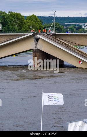 Les travailleurs inspectent le pilier central du pont Carola effondré après avoir fait sauter une autre partie du pont, le niveau d'eau de l'Elbe R Banque D'Images