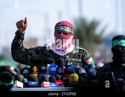 Gaza, Palestine. 11 novembre 2019. Les Brigades Izz al-DIN al-Qassam organisent une marche militaire à Khan Younis, dans le sud de la bande de Gaza. Le porte-parole d'Izz al-DIN Qassam, Abu Obeida, a pris la parole lors de l'événement. Les brigades Al-Qassam sont la branche militaire du mouvement de résistance islamique du Hamas Banque D'Images