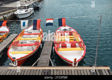 Sète, France - 19 octobre 2019 : bateaux dynamiques amarrés dans le port serein de Sète. Banque D'Images