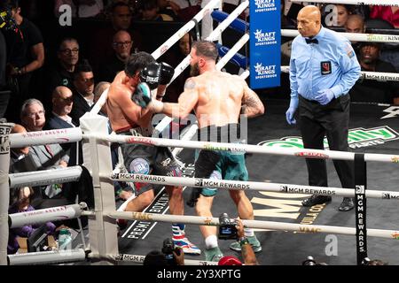 Las Vegas, Nevada, États-Unis. 14 septembre 2024. LAS VEGAS, NEVADA - 14 SEPTEMBRE : Trevor McCumby (d) et Caleb Plant (l) combattent lors du combat WBA Interim World Super Middleweight Title à T-Mobile Arena le 14 septembre 2024 à Las Vegas, Nevada. (Photo de Hector Leyva/PxImages) crédit : PX images/Alamy Live News Banque D'Images