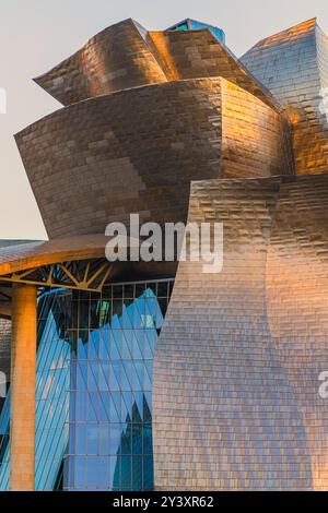 Un gros plan avec les détails du célèbre musée Guggenheim dans la ville espagnole de Bilbao avec ses formes distinctives et argent et or brillant ex Banque D'Images