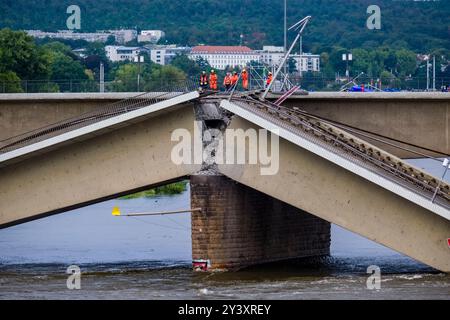 Les travailleurs inspectent le pilier central du pont Carola effondré après avoir fait sauter une autre partie du pont, le niveau d'eau de l'Elbe R Banque D'Images