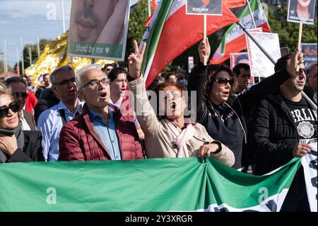 14.09.2024, Berlin, Deutschland, Europa - Gedenkkundgebung anlaesslich des zweiten Todestages von Jina Mahsa Amini auf dem Pariser Platz im Berliner Bezirk Mitte. Der Todestag steht symbolisch fuer den Beginn der iranischen Revolution unter dem motto Frau Leben Freiheit und richtet sich gegen das islamistische Mullah-régime en Iran. *** 14 09 2024, Berlin, Allemagne, Europe rassemblement commémoratif à l'occasion du deuxième anniversaire de la mort de Jina Mahsa Amini sur la Pariser Platz dans le district de Berlins Mitte L'anniversaire de sa mort symbolise le début de la révolution iranienne sous le mois Banque D'Images