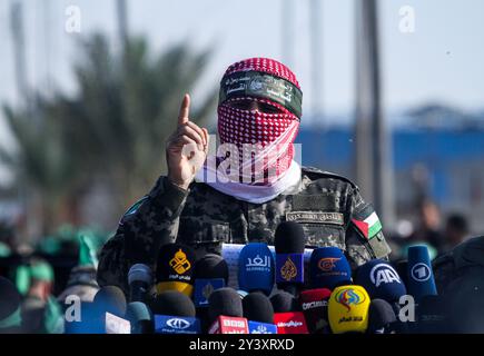 Gaza, Palestine. 11 novembre 2019. Les Brigades Izz al-DIN al-Qassam organisent une marche militaire à Khan Younis, dans le sud de la bande de Gaza. Le porte-parole d'Izz al-DIN Qassam, Abu Obeida, a pris la parole lors de l'événement. Les brigades Al-Qassam sont la branche militaire du mouvement de résistance islamique du Hamas Banque D'Images