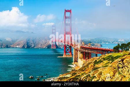 Golden Gate Bridge entouré de brouillard mystique surplombant la baie de San Francisco - Californie, États-Unis Banque D'Images