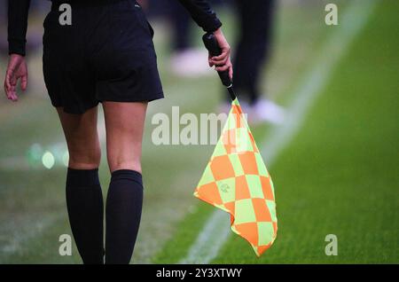 Munich, Allemagne. 13 septembre 2024. Symbol Linesman, Lineswoman dans le match de football féminin FC BAYERN Muenchen - RB LEIPZIG 6-2 le 13 septembre 2024 à Munich, Allemagne. Saison 2024/2025, 1.Bundesliga, FCB, Muenchen, Google Pixel, Frauen Bundesliga Matchday 2, 2.Spieltag photographe : ddp images/STAR-images crédit : ddp Media GmbH/Alamy Live News Banque D'Images