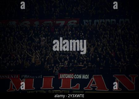 Coregraphie des fans d'AC Milan lors du match de football italien Serie A entre AC Milan et Venezia au stade San Siro de Milan, Italie, le 14 septembre 2024 crédit : Piero Cruciatti/Alamy Live News Banque D'Images