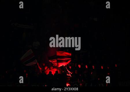 Coregraphie des fans d'AC Milan lors du match de football italien Serie A entre AC Milan et Venezia au stade San Siro de Milan, Italie, le 14 septembre 2024 crédit : Piero Cruciatti/Alamy Live News Banque D'Images